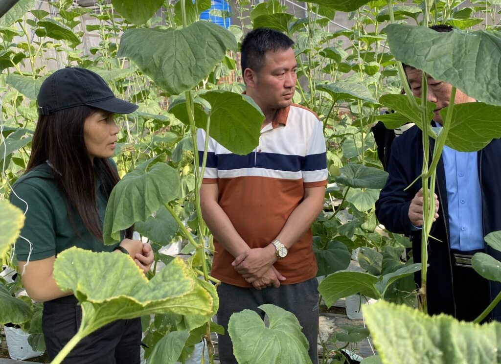 Delegates visiting the Tan Ming Duc Cooperation Farm in Truong Tan commune, Hai Phong city, supporting Vietnam to advance biocontrol collaboration